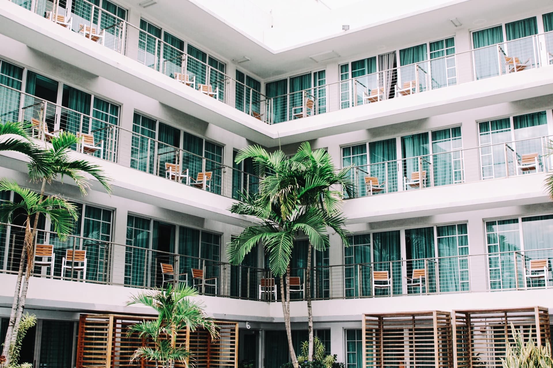 Faixa de um hotel paradisíaco com coqueiros na frente